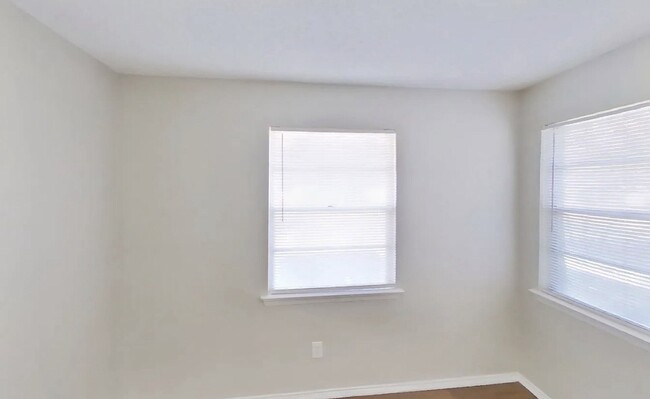 Building Photo - Beautifully Renovated 3-Bedroom Home with Premium Finishes