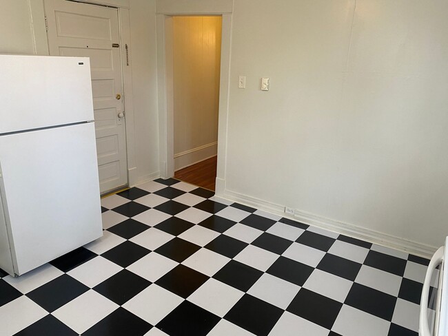 Building Photo - Great 1st Floor Apartment in Historic Home!