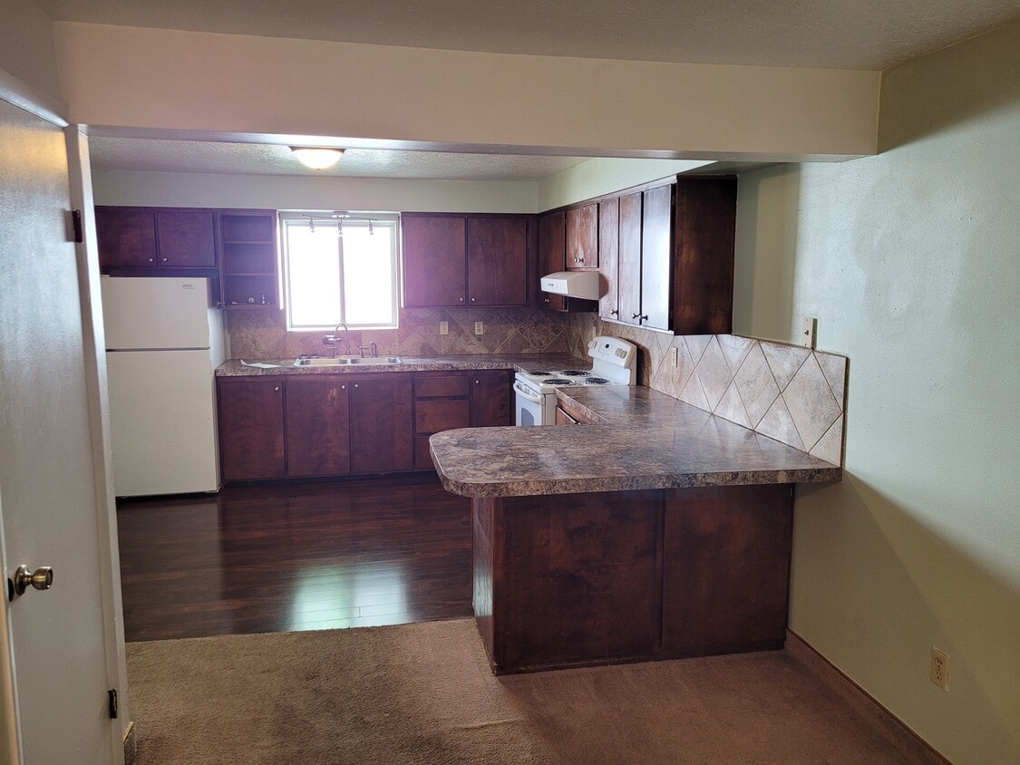 kitchen - 180 E 100 N