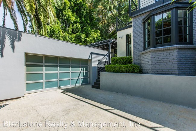 Foto del edificio - 2200 Coldwater Canyon Dr