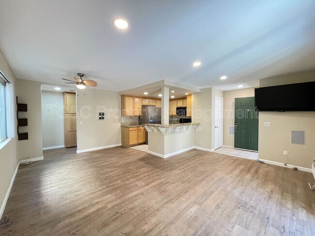 Foto del edificio - 4013 Oakcrest Dr