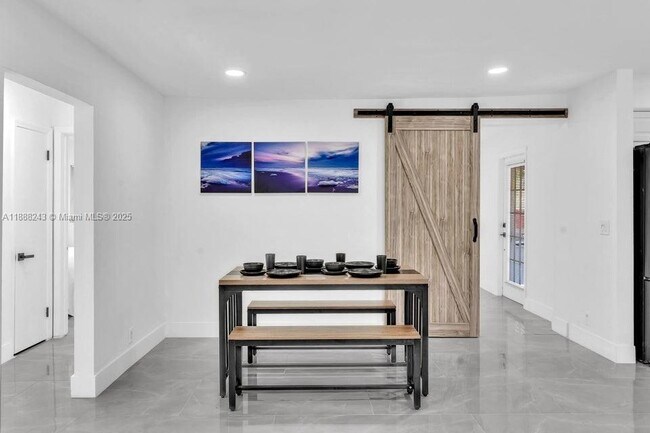 Foto del edificio - 2112 N 14th Terrace