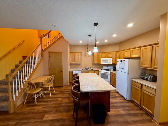 Foto del edificio - 483 Hickory Ln N