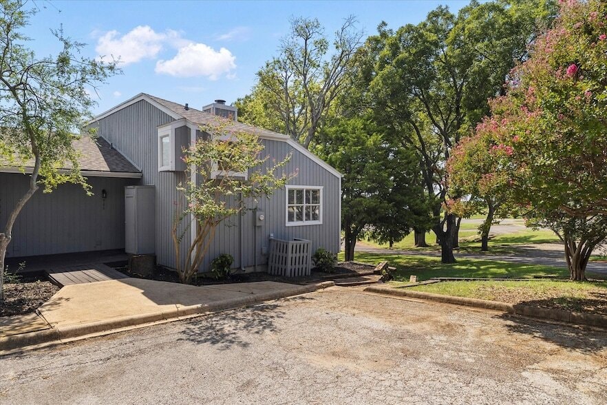 Primary Photo - 560 Yacht Club Dr