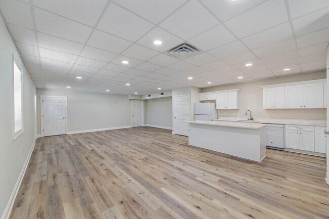 Building Photo - 307 Hickory St