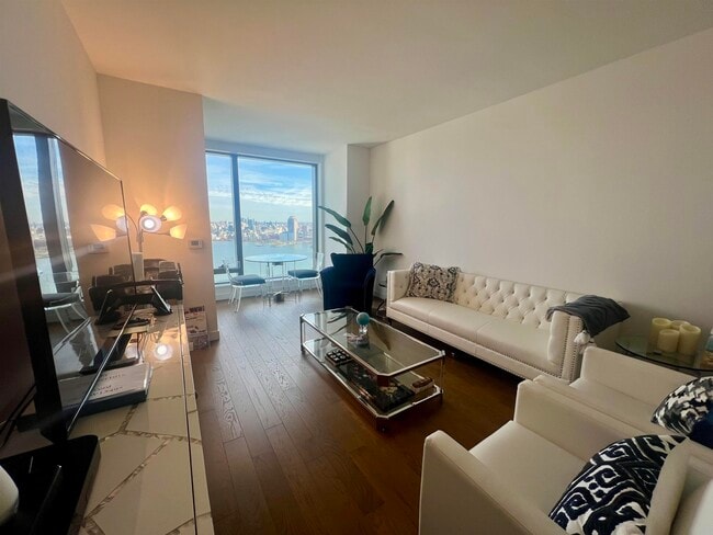 Building Photo - 99 Hudson St