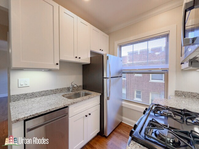 Building Photo - 519 W Brompton Ave