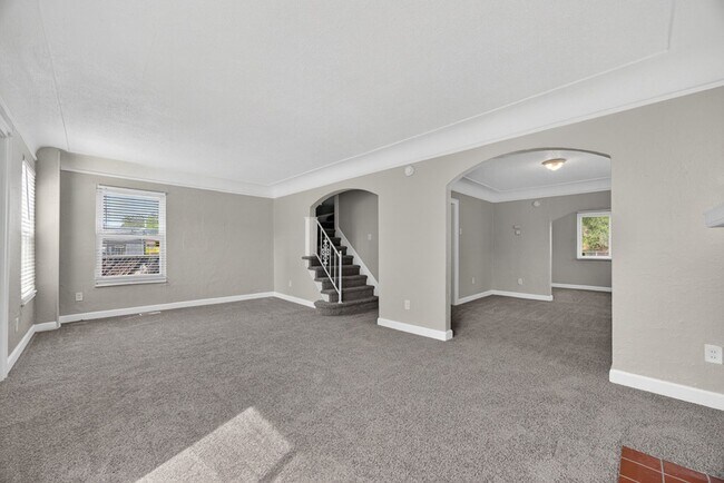 Foto del edificio - Spacious 3 bed 1.5bath Brick Colonial **Open House Sat June 6th from Noon to 1pm**