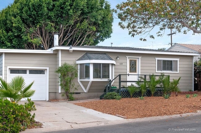 Building Photo - Super Cute Beach Cottage on an Oversized O...