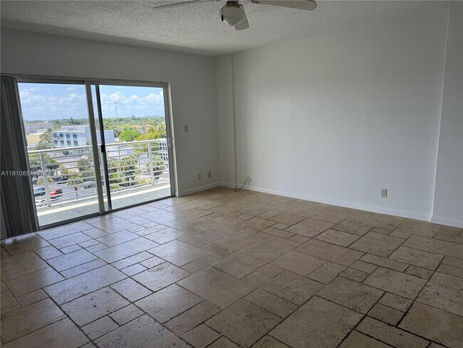 Foto del edificio - 2900 NE 30th St