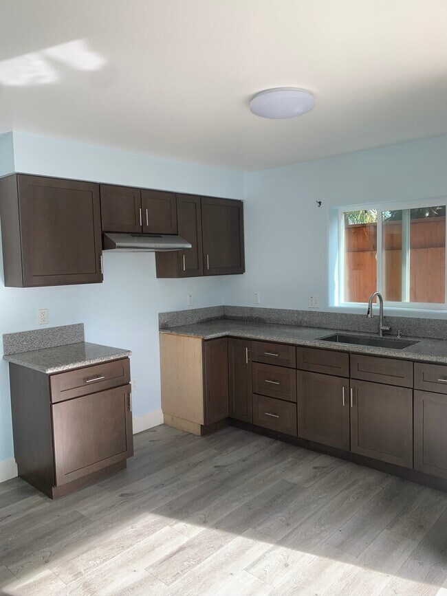 Foto del edificio - 1227 W 146th St