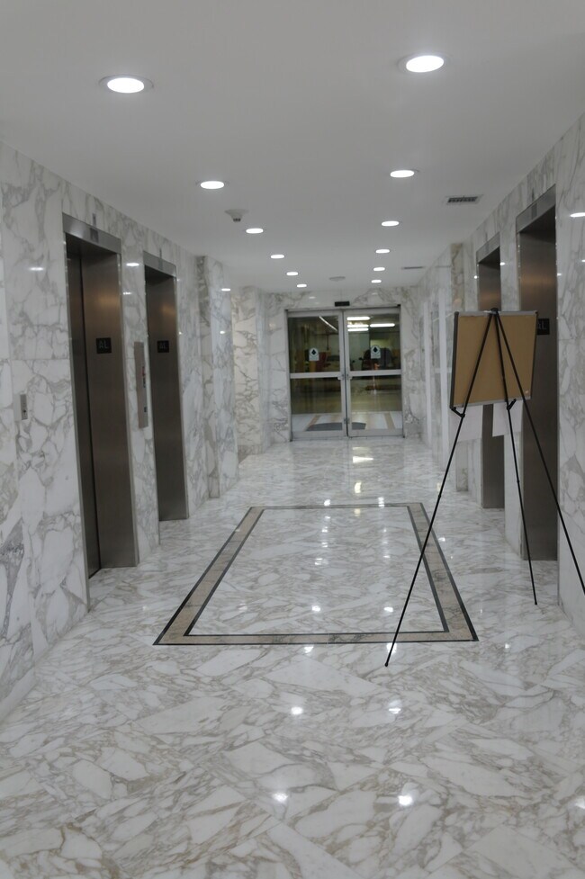 Foto del edificio - 7135 Collins Ave