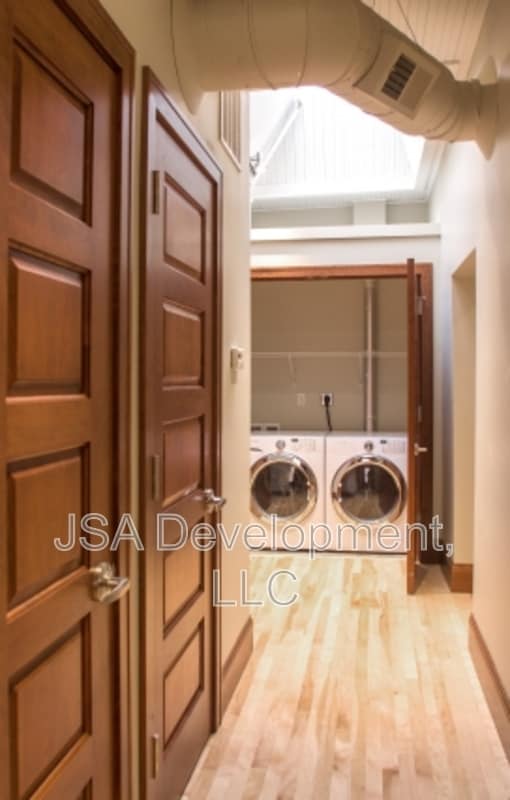 Building Photo - 223 W 4th St