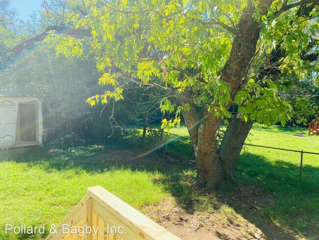 3 br, 1 bath House - 1525 Glenside Drive - 4