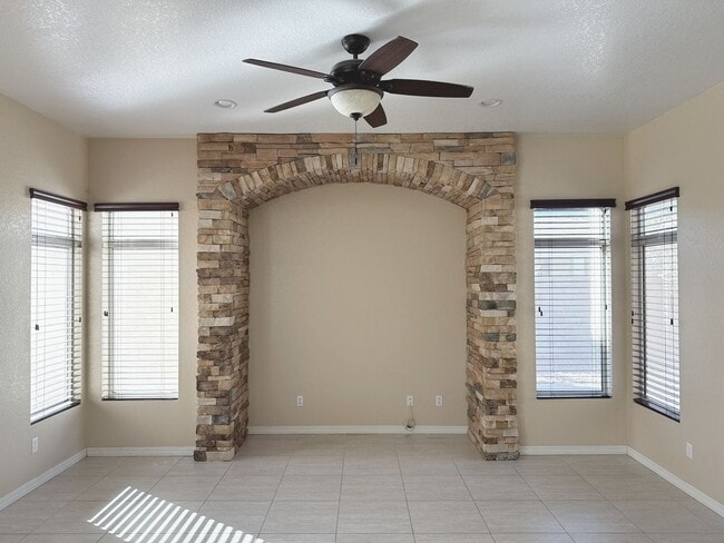 Building Photo - Welcome to this stunning 4Bedroom- 2Bath home located in the Vibrant city of Tempe, AZ.