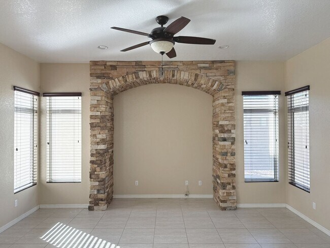 Foto del edificio - Welcome to this stunning 4Bedroom- 2Bath home located in the Vibrant city of Tempe, AZ.