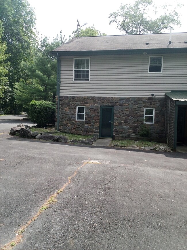 Building Photo - 2307 Rimrock Dr