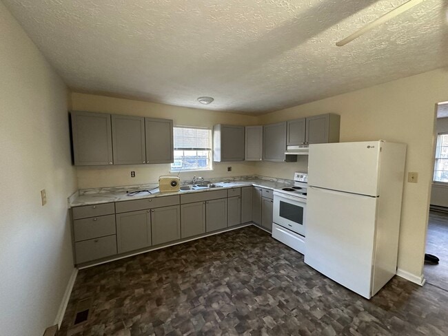 Foto del edificio - 3 Bedroom Split Foyer Home off Old Forest ...