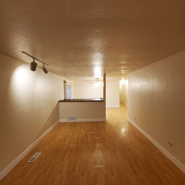 Building Photo - KIN - 30th Duplex