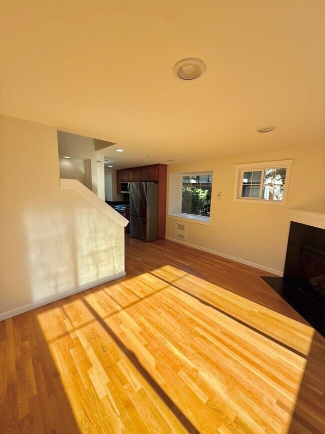 Building Photo - Modern 2-Bedroom, 2-Bathroom West Seattle Townhome