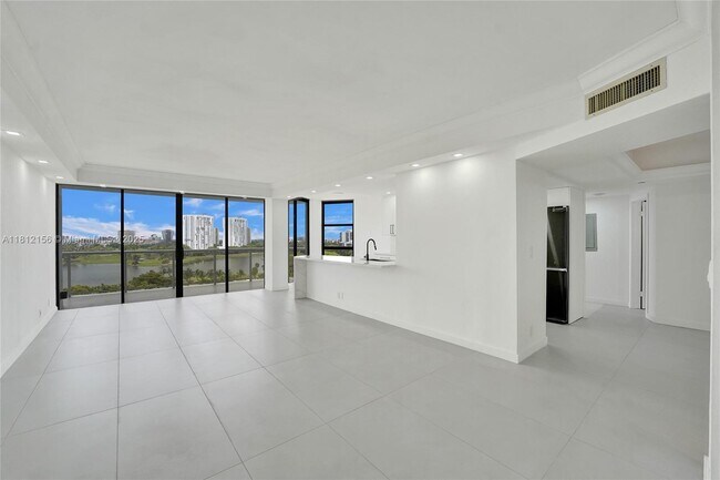 Building Photo - 20281 E Country Club Dr