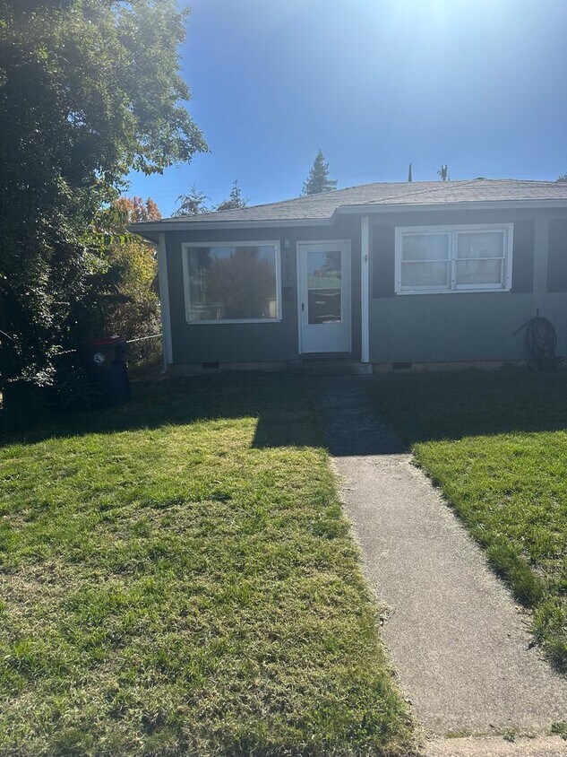 Foto principal - Medford 2 Bedroom, 1 bath Duplex with Fenc...