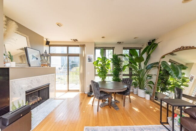 Building Photo - 400 N Clinton St