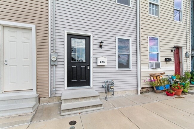 Building Photo - Modern 3BR/2BA Home in Columbia Borough School District w/ Fenced Yard & Central Air!