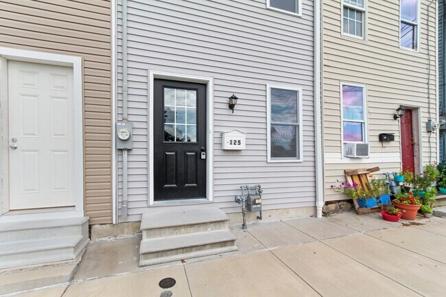 Foto del edificio - Modern 3BR/2BA Home in Columbia Borough School District w/ Fenced Yard & Central Air!