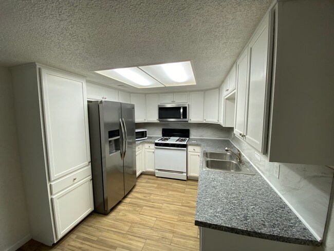 Building Photo - 10406 Golden Meadow Dr