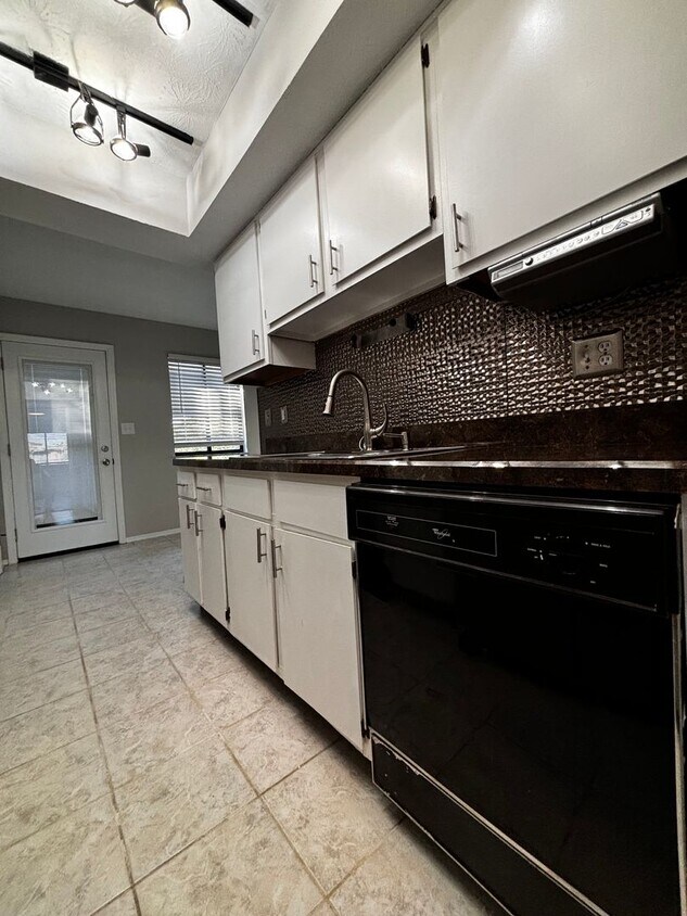 Foto principal - Newly Renovated 2 bedroom 1.5 bath condo!