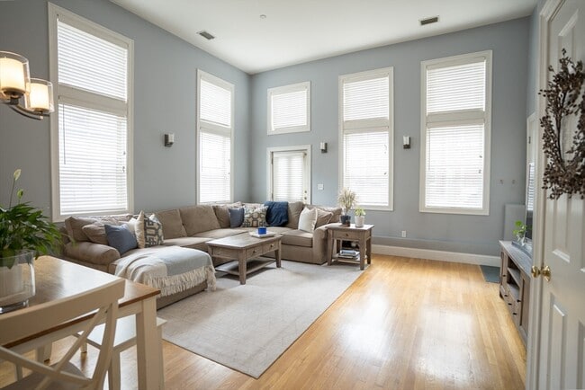 Foto del edificio - 352 W 3rd St