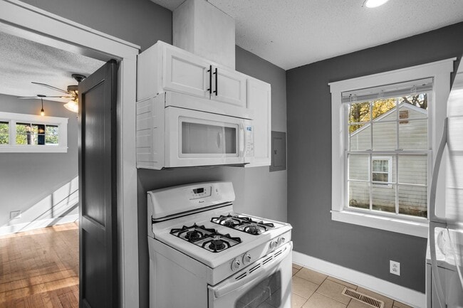 Building Photo - 1 Bedroom 1 Bath Duplex in the Heart of Auburn