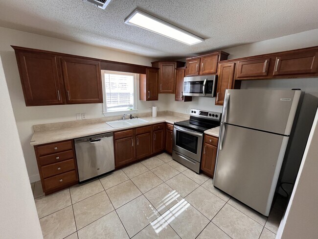 Building Photo - 6051 Savannah Dr