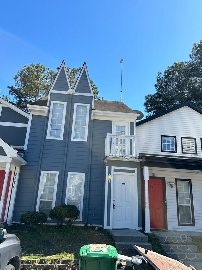 Building Photo - 2 Bedroom / 2.5 Bath Townhome for Rent