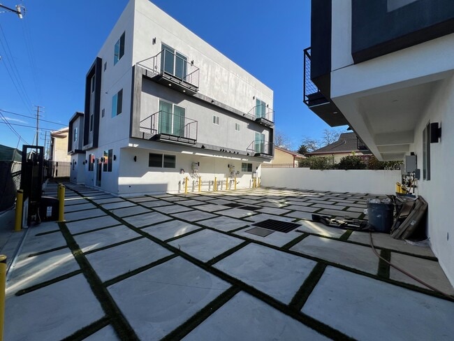 Building Photo - 1301 E 27th St