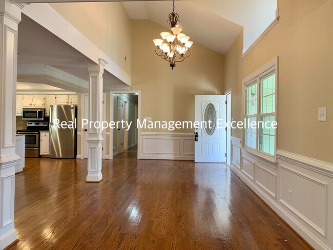 Building Photo - Impressive Residence, 4 Bed, 3.5 Bath w/2 ...