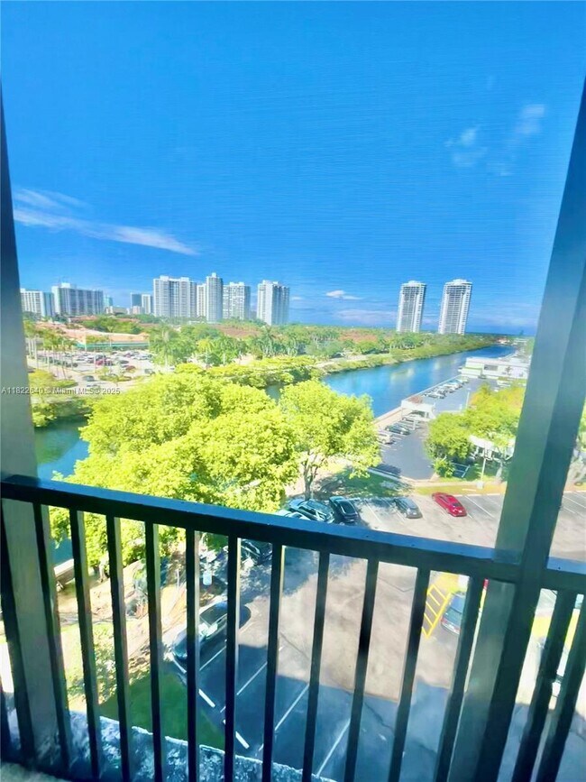 Foto del edificio - 3475 N Country Club Dr