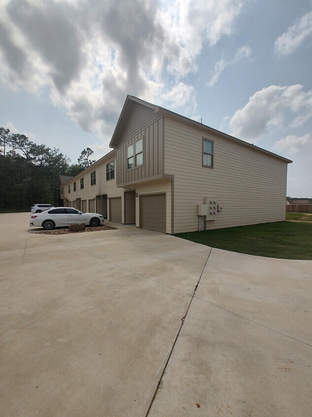 5670 Shadowbend Cir N, Lumberton, TX 77657 Townhome Rentals in