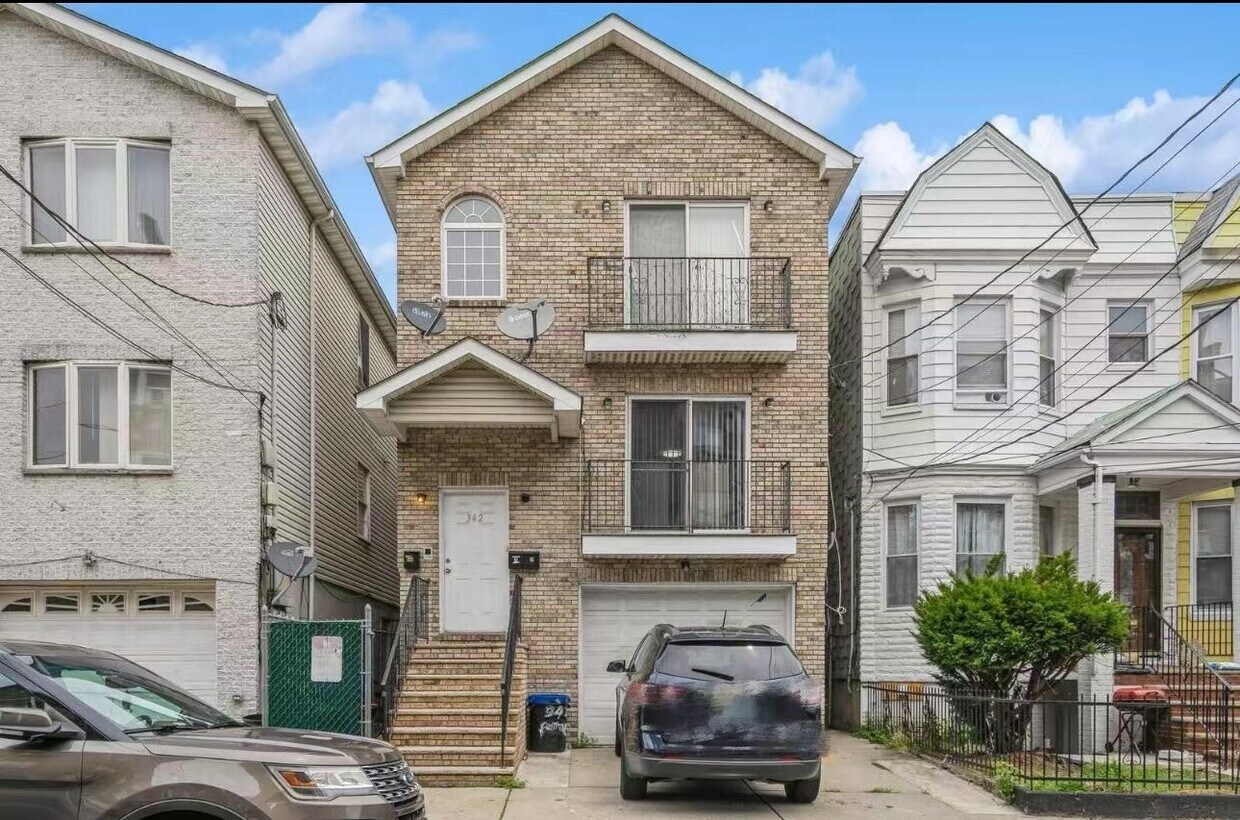 Primary Photo - 342 Forrest St