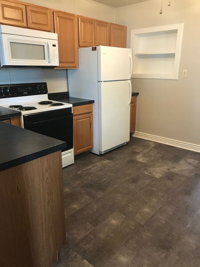 Foto del edificio - 2 BEDROOMS, 2 BATHROOMS, WITH 2 BONUS ROOMS AND A SECOND KITCHEN!