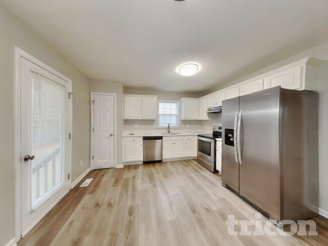 Building Photo - 701 Avondale Dr