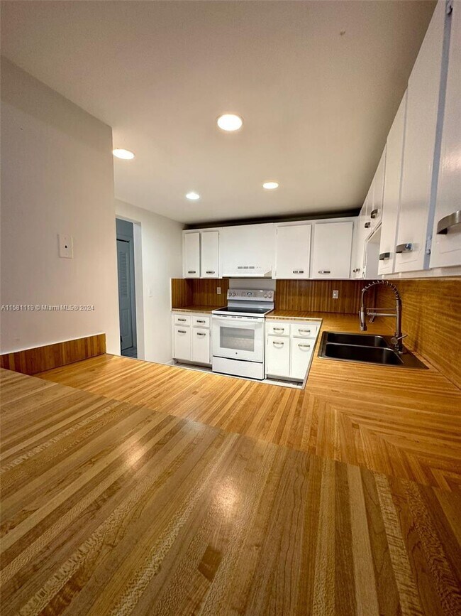 Foto del edificio - 7010 NW 186th St