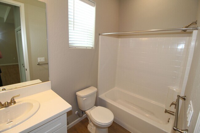 Foto del edificio - BRAND NEW with SOLAR Washer/Dryer/Fridge Included