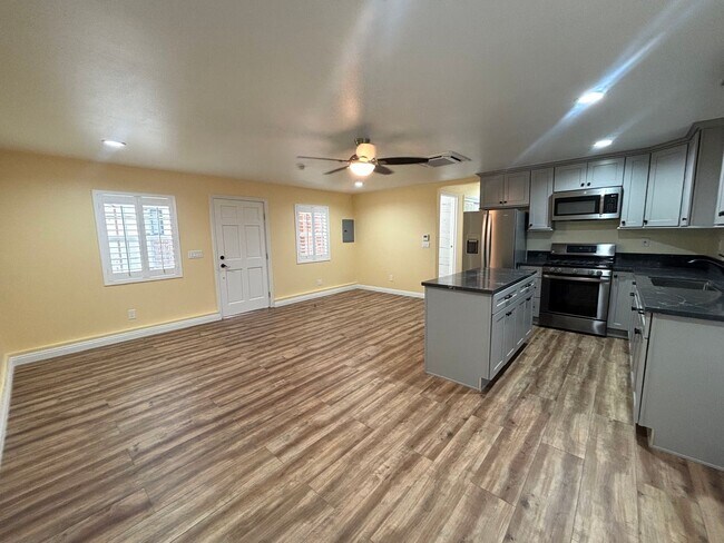 Foto del edificio - Brand new private back house available now in Downey