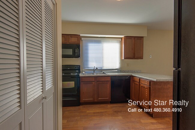 Building Photo - 2750 E Cactus Rd