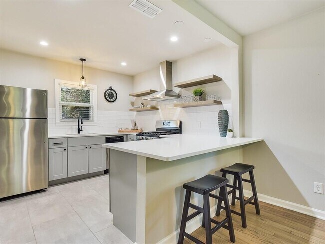 Building Photo - 3304 Robinson Ave