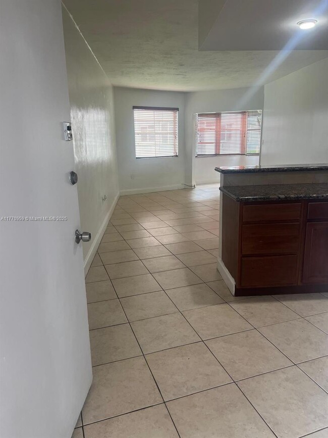 Building Photo - 1663 NE Miami Gardens Dr