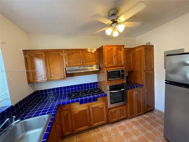 Building Photo - 9291 W Bay Harbor Dr