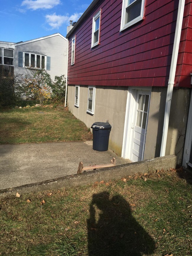 Building Photo - 42 Elm Ave